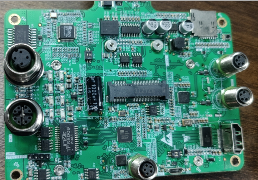 Aplicaciones de conectores de montaje en panel M12 código D y código X